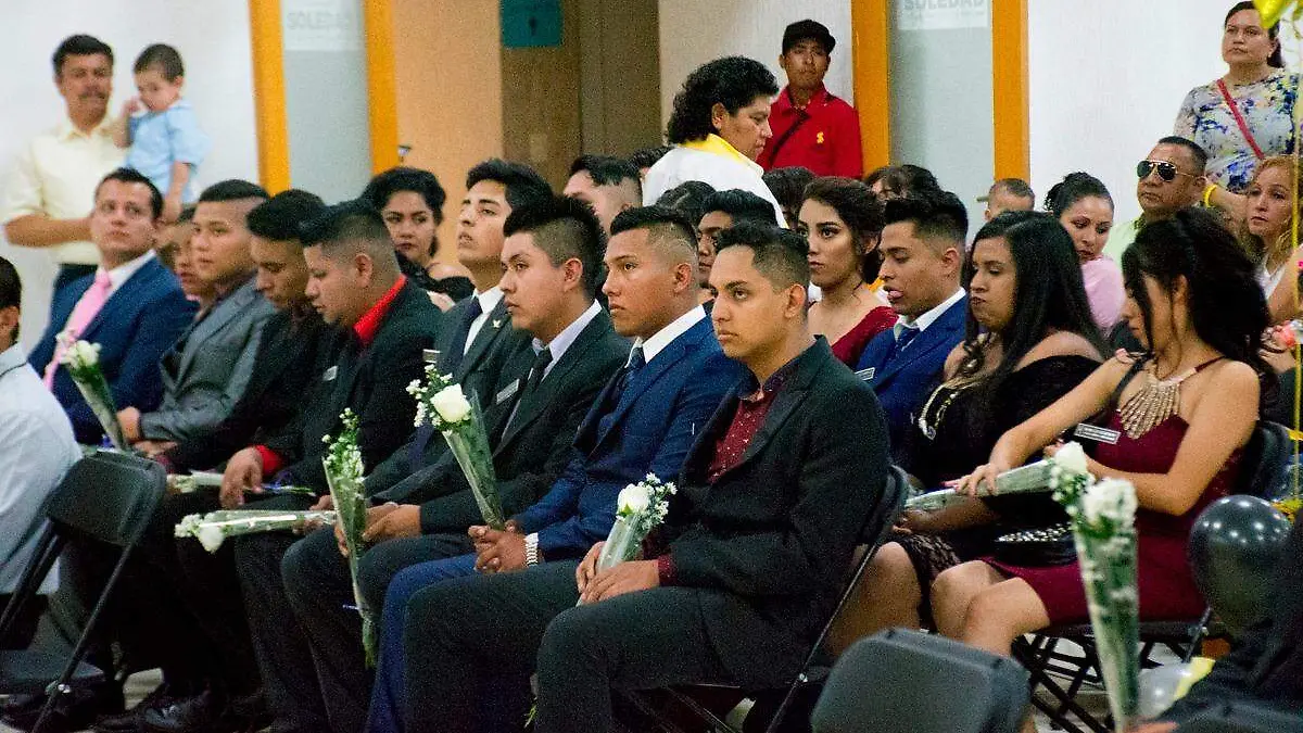 300 jóvenes graduados de la preparatoria “Juventud Soledense”